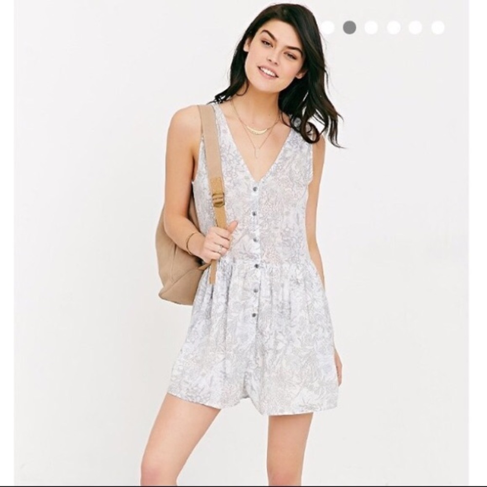 Écote Urban Outfitters Floral Romper